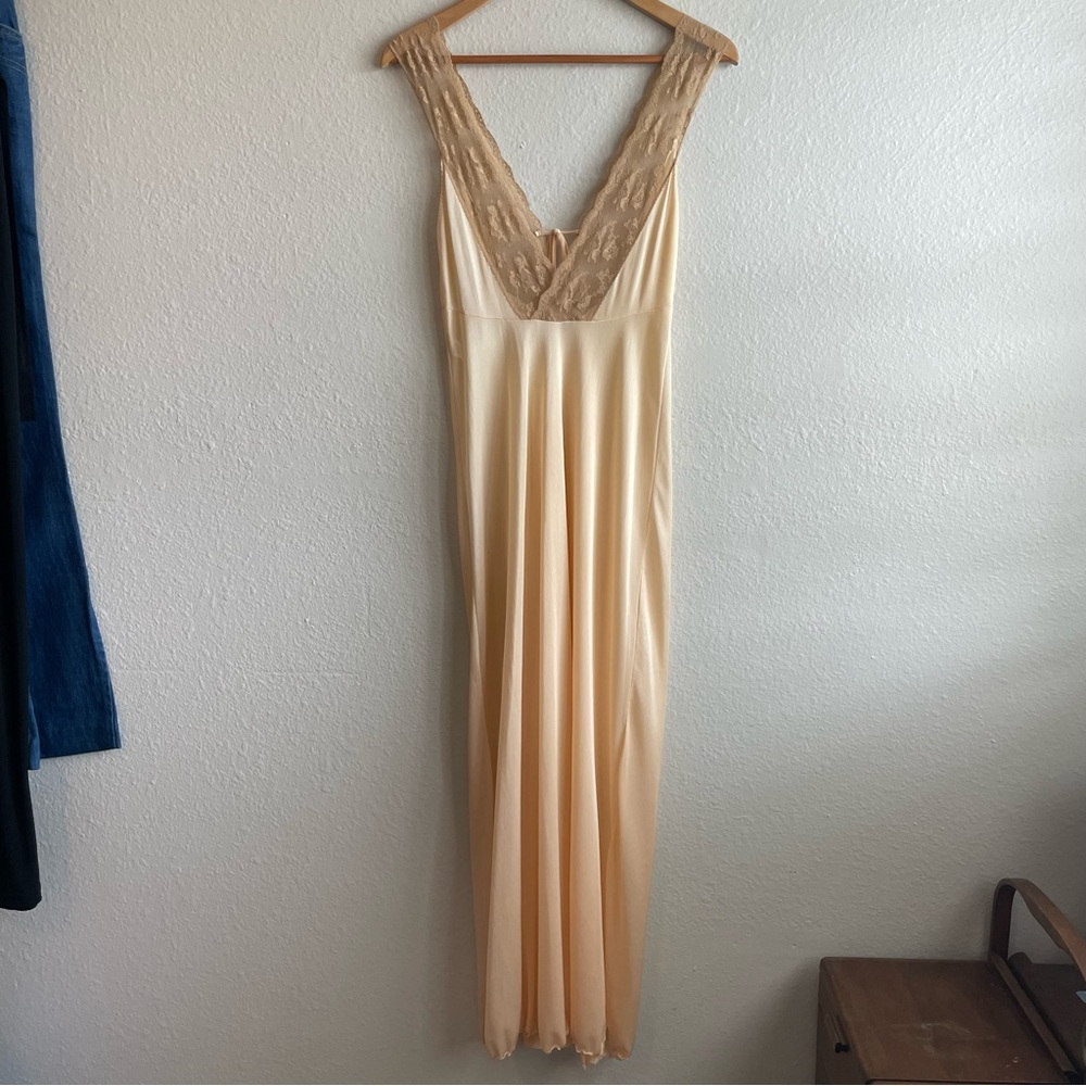 Vintage 1970s Lace-Trim Long Chemise Nightgown in Champagne - Picture 6 of 12
